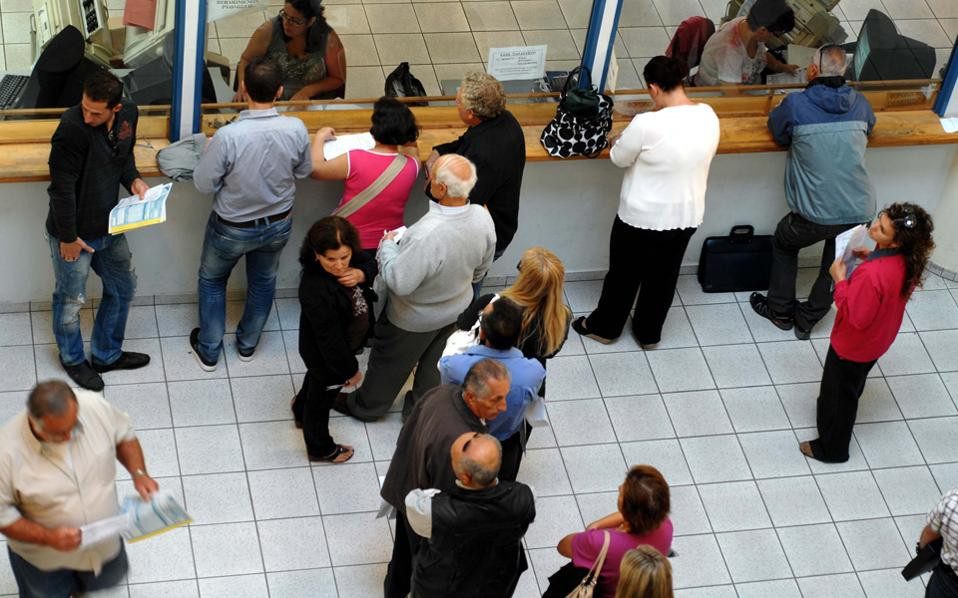 Ημέρα πληρωμής για ΕΝΦΙΑ, ΦΠΑ και ΕΦΚΑ – Μας τα παίρνει για να δώσει «κοινωνικό μέρισμα»